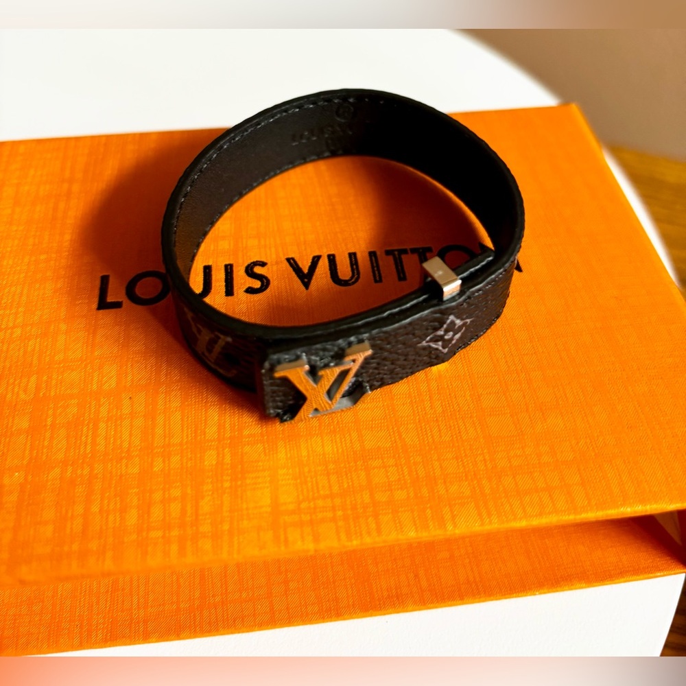 Louis Vuitton Luxury Leather Bracelet with Silver hardware w/dust bag and box